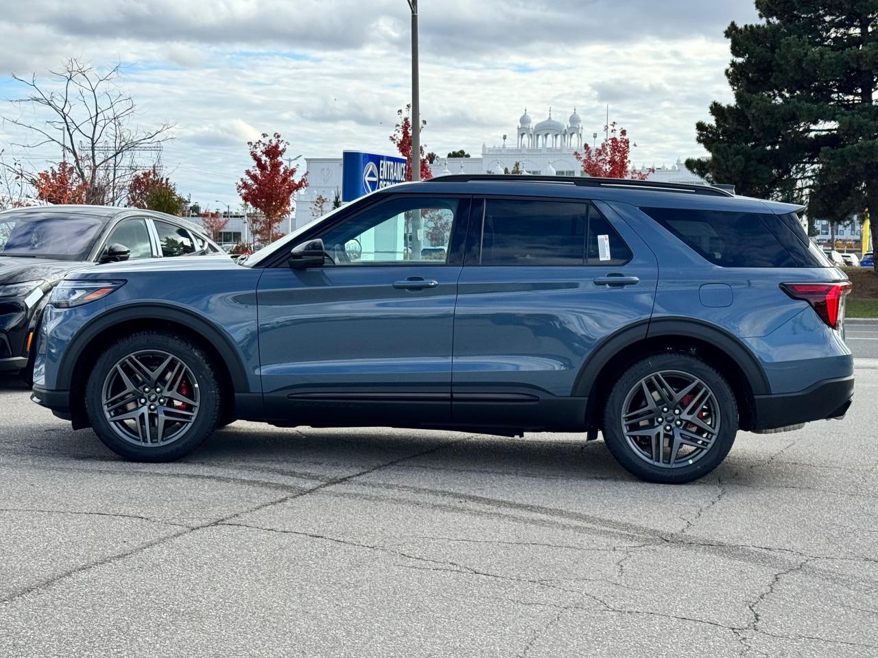 2026 Ford Explorer ST Photo3