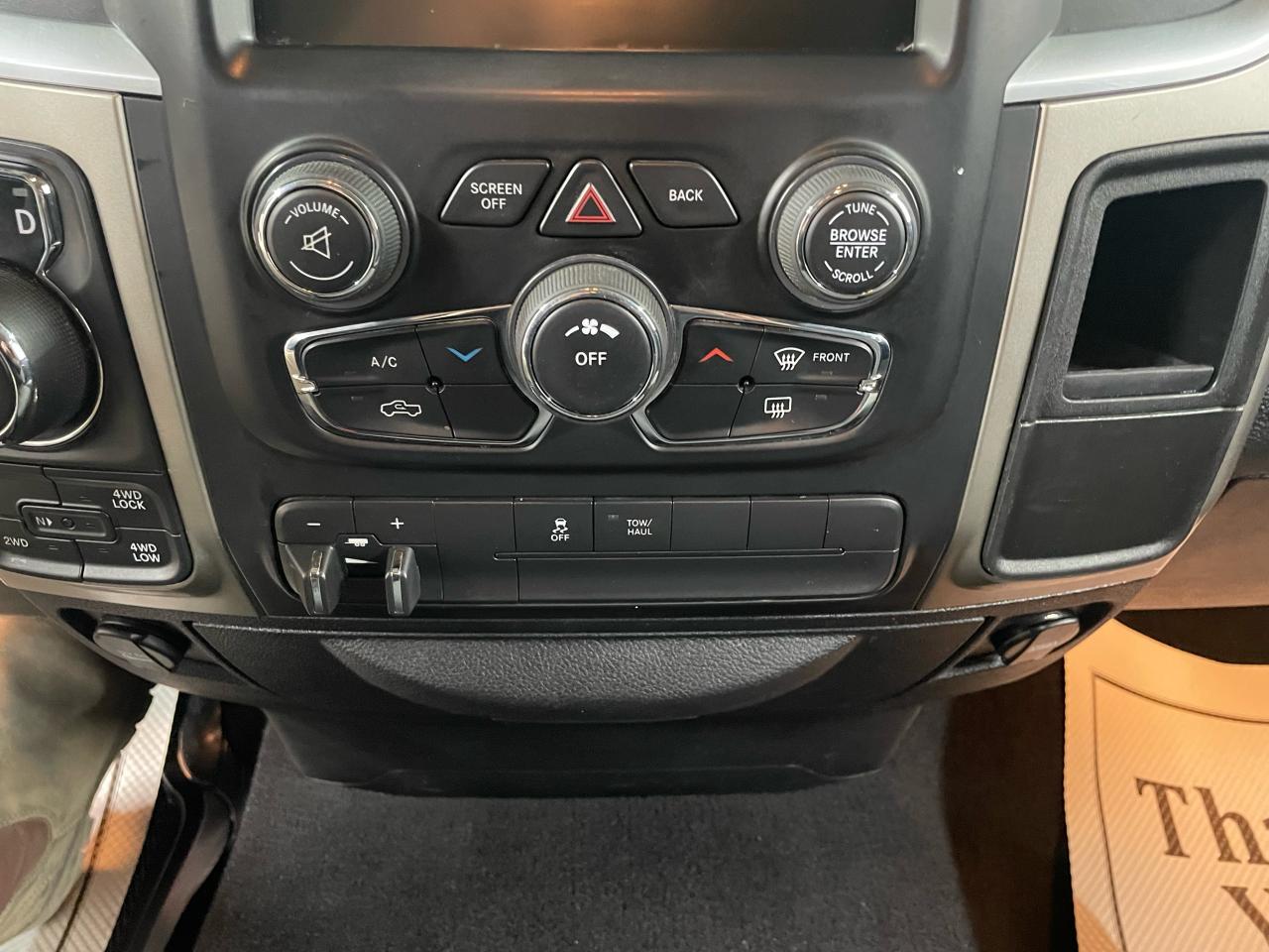 2015 RAM 1500 SLT Photo30