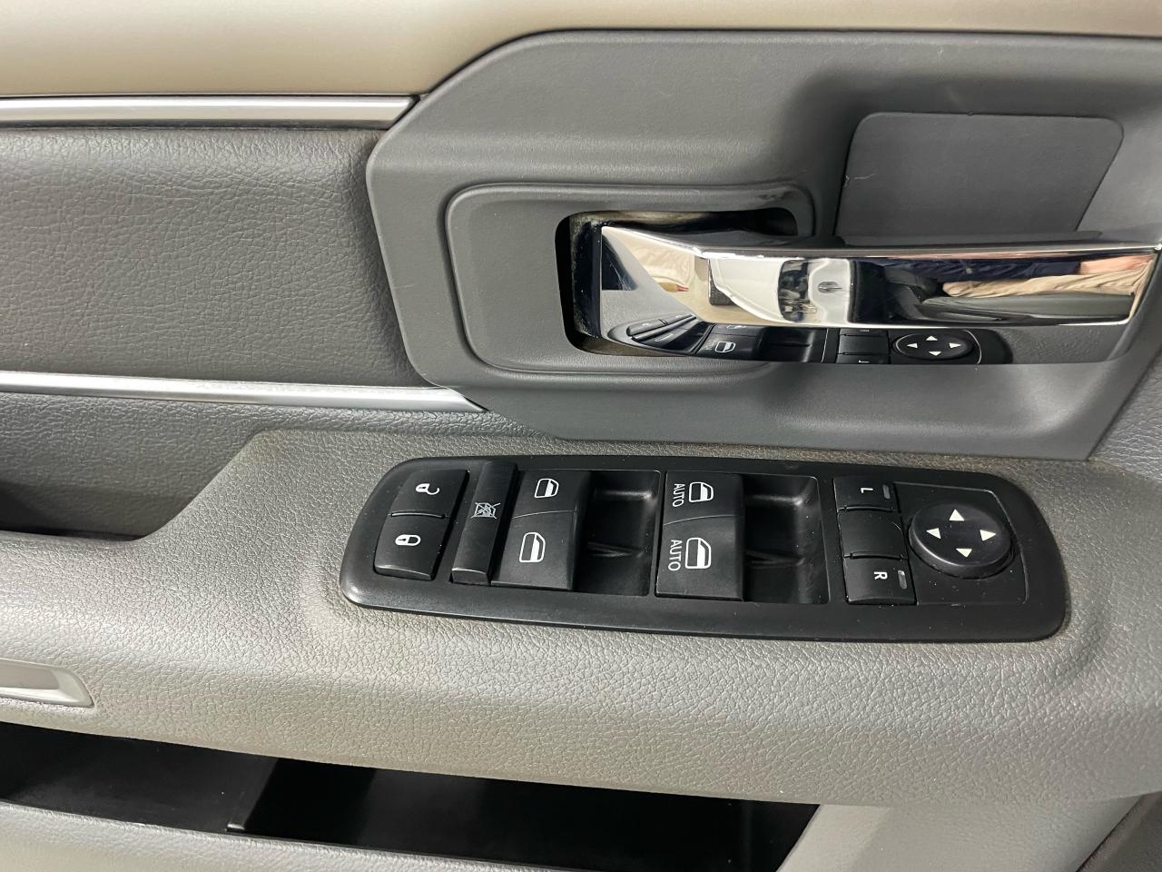 2015 RAM 1500 SLT Photo35