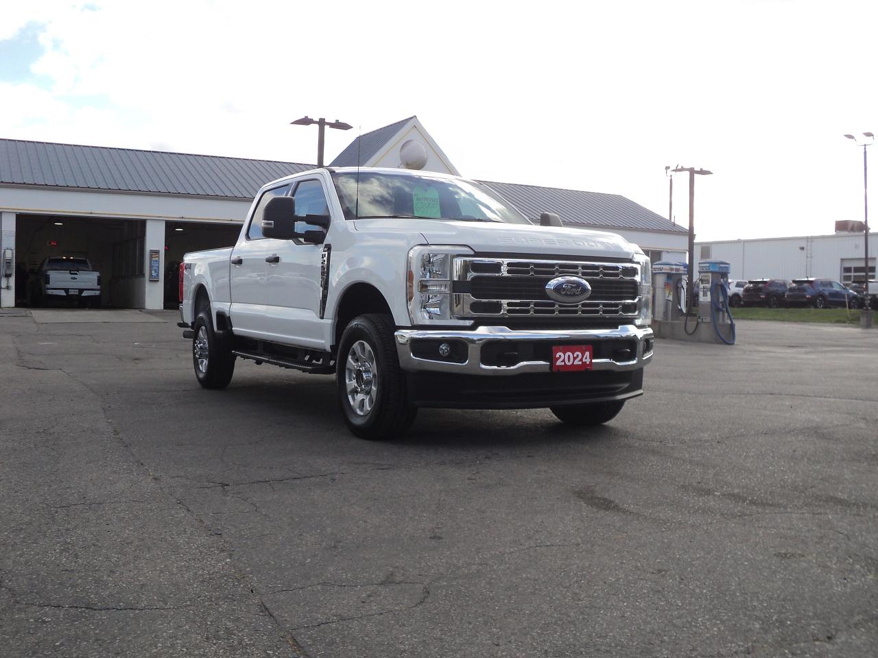 2024 Ford SUPER DUTY F-250 SRW XLT CrewCab 4WD 7.3L8cylGas  6.75' Box Photo3