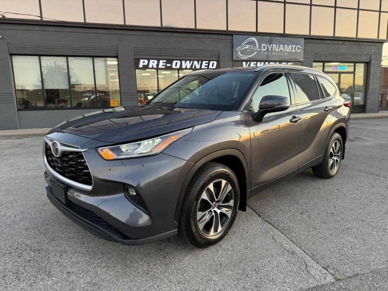 Used 2022 Toyota Highlander XLE/ V6 AWD/ LEATHER/ 7PASSENGER/ SUNROOF for sale in North York, ON