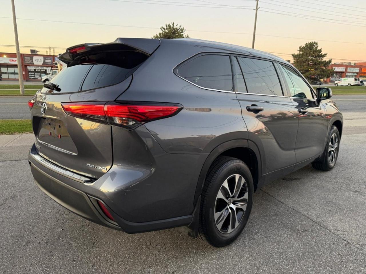 2022 Toyota Highlander XLE/ V6 AWD/ LEATHER/ 7PASSENGER/ SUNROOF - Photo #5