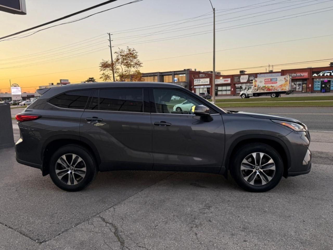 2022 Toyota Highlander XLE/ V6 AWD/ LEATHER/ 7PASSENGER/ SUNROOF - Photo #4