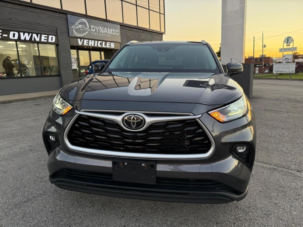 2022 Toyota Highlander XLE/ V6 AWD/ LEATHER/ 7PASSENGER/ SUNROOF - Photo #2