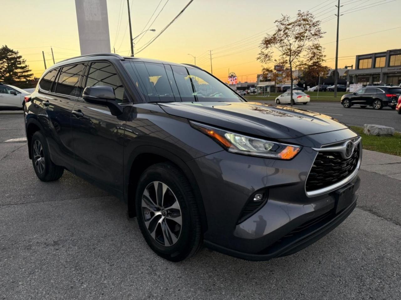 2022 Toyota Highlander XLE/ V6 AWD/ LEATHER/ 7PASSENGER/ SUNROOF - Photo #3