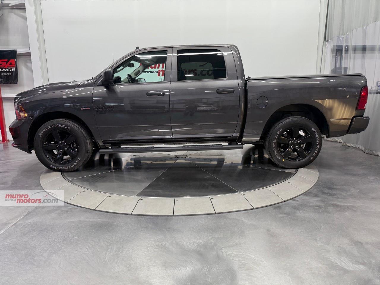 2023 RAM 1500 Classic EXPRESS 4X4 CREW CAB 5'7" BOX Photo