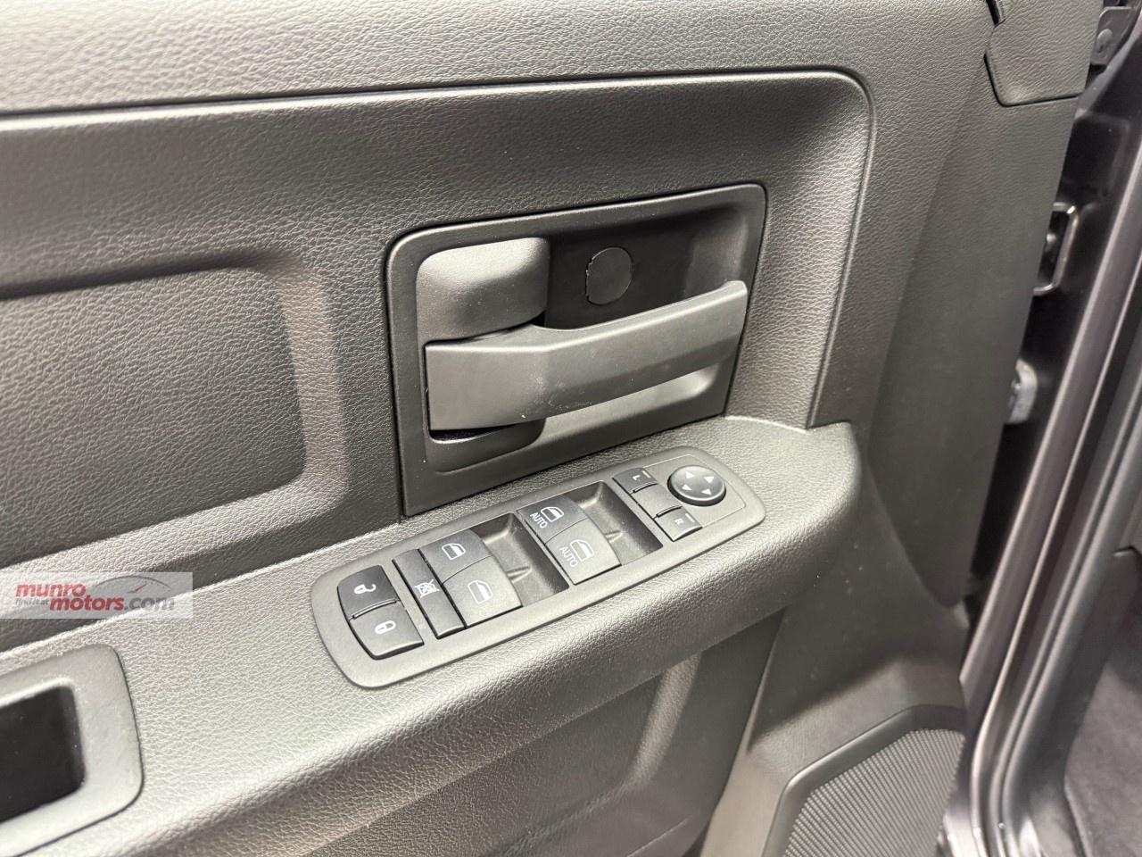 2023 RAM 1500 Classic EXPRESS 4X4 CREW CAB 5'7" BOX Photo