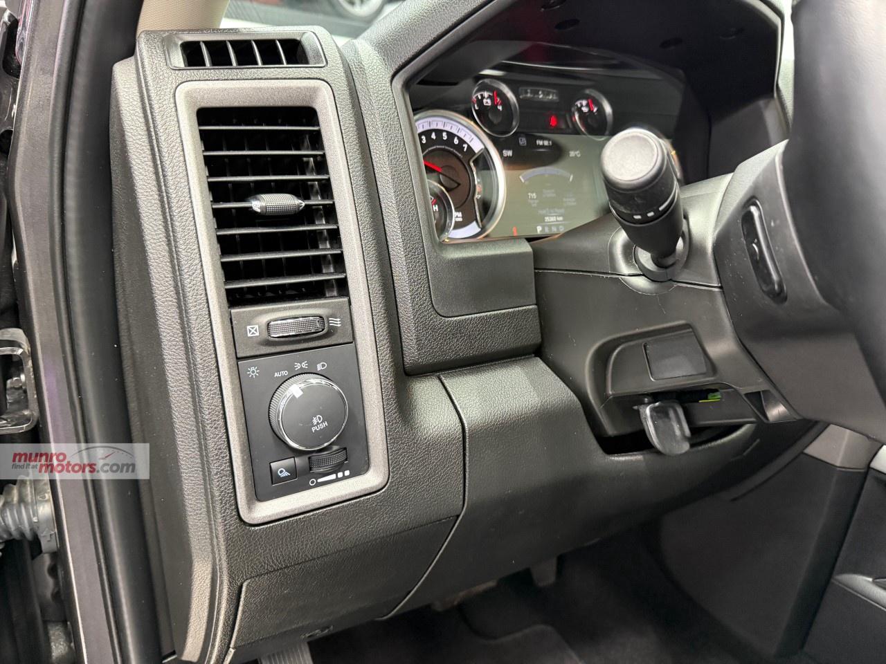 2023 RAM 1500 Classic EXPRESS 4X4 CREW CAB 5'7" BOX Photo