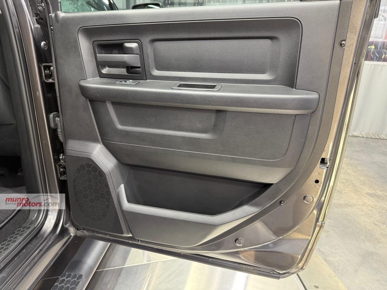 2023 RAM 1500 Classic EXPRESS 4X4 CREW CAB 5'7" BOX Photo