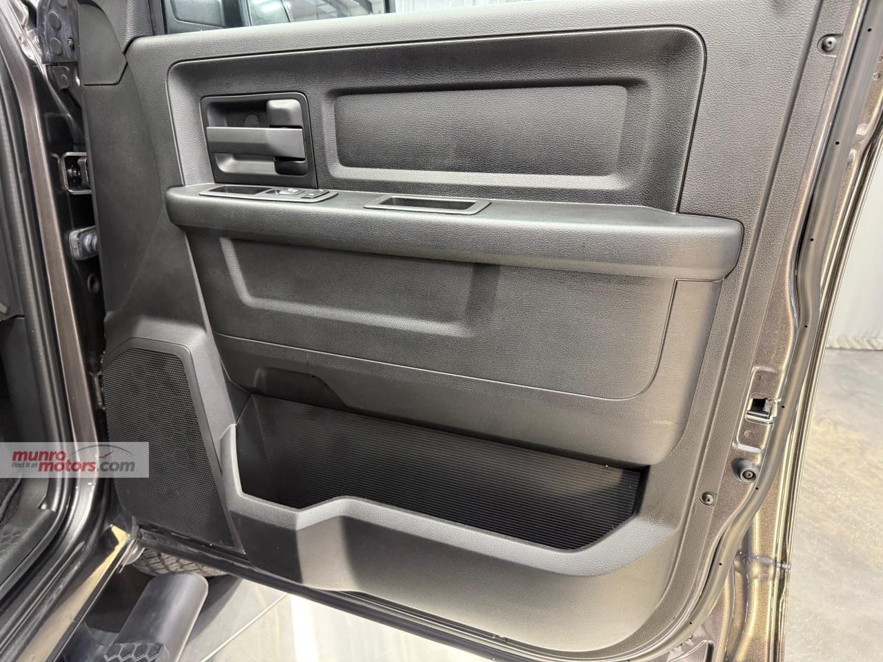 2023 RAM 1500 Classic EXPRESS 4X4 CREW CAB 5'7" BOX Photo