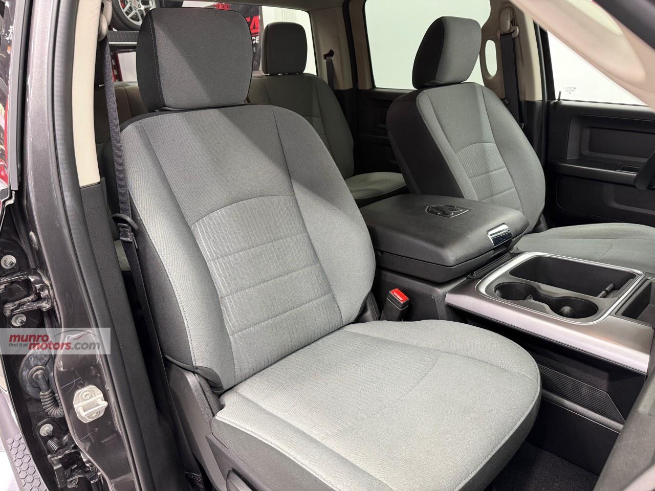 2023 RAM 1500 Classic EXPRESS 4X4 CREW CAB 5'7" BOX Photo