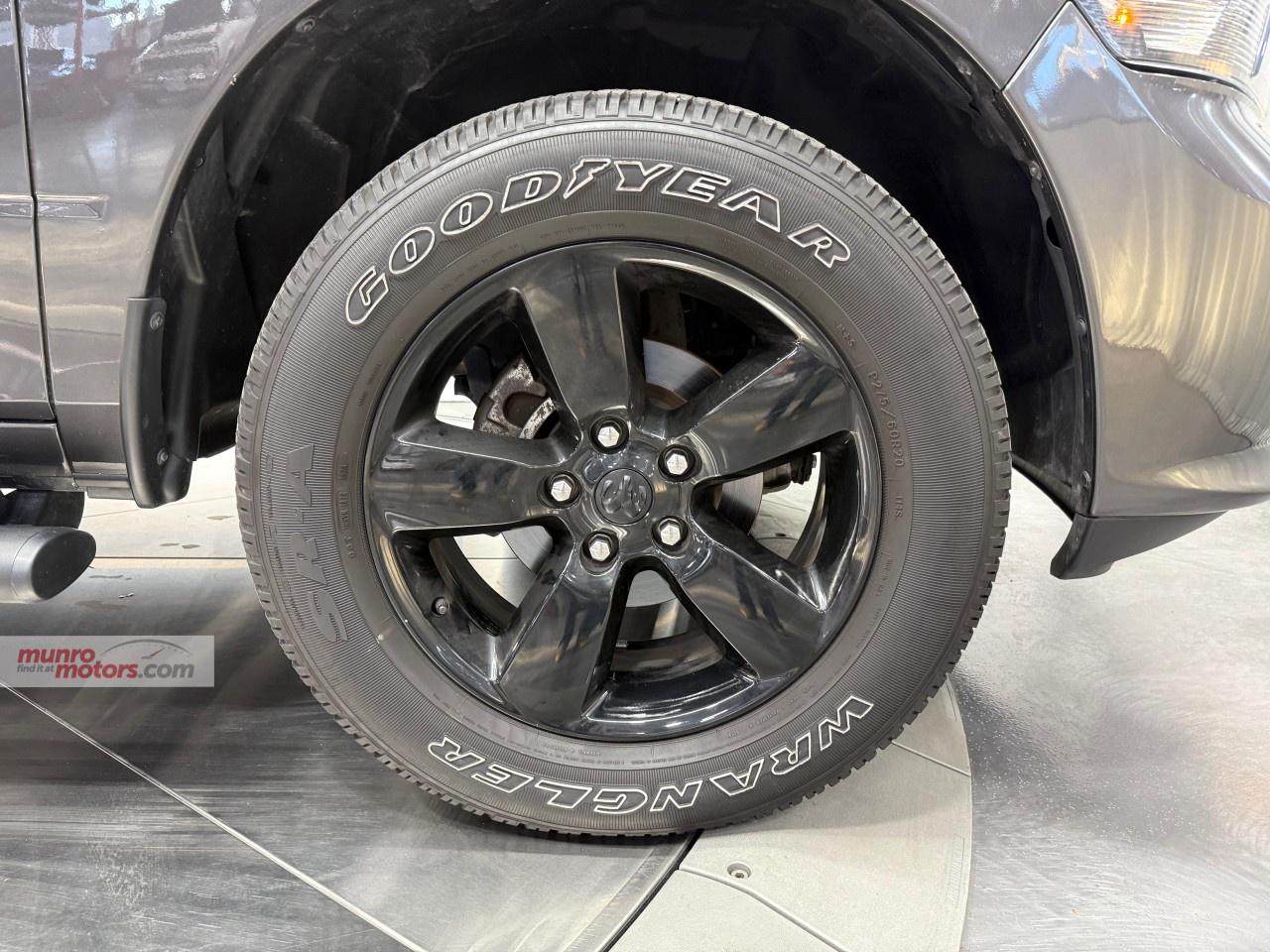 2023 RAM 1500 Classic EXPRESS 4X4 CREW CAB 5'7" BOX Photo