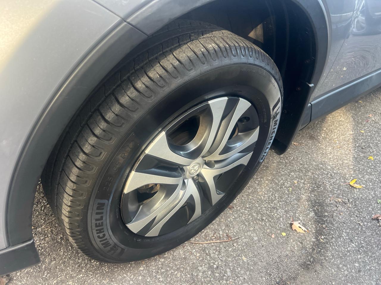 2017 Toyota RAV4 LE Photo3