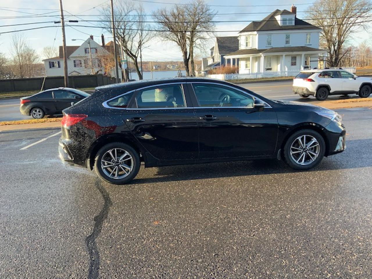 2022 Kia Forte5 EX Photo4