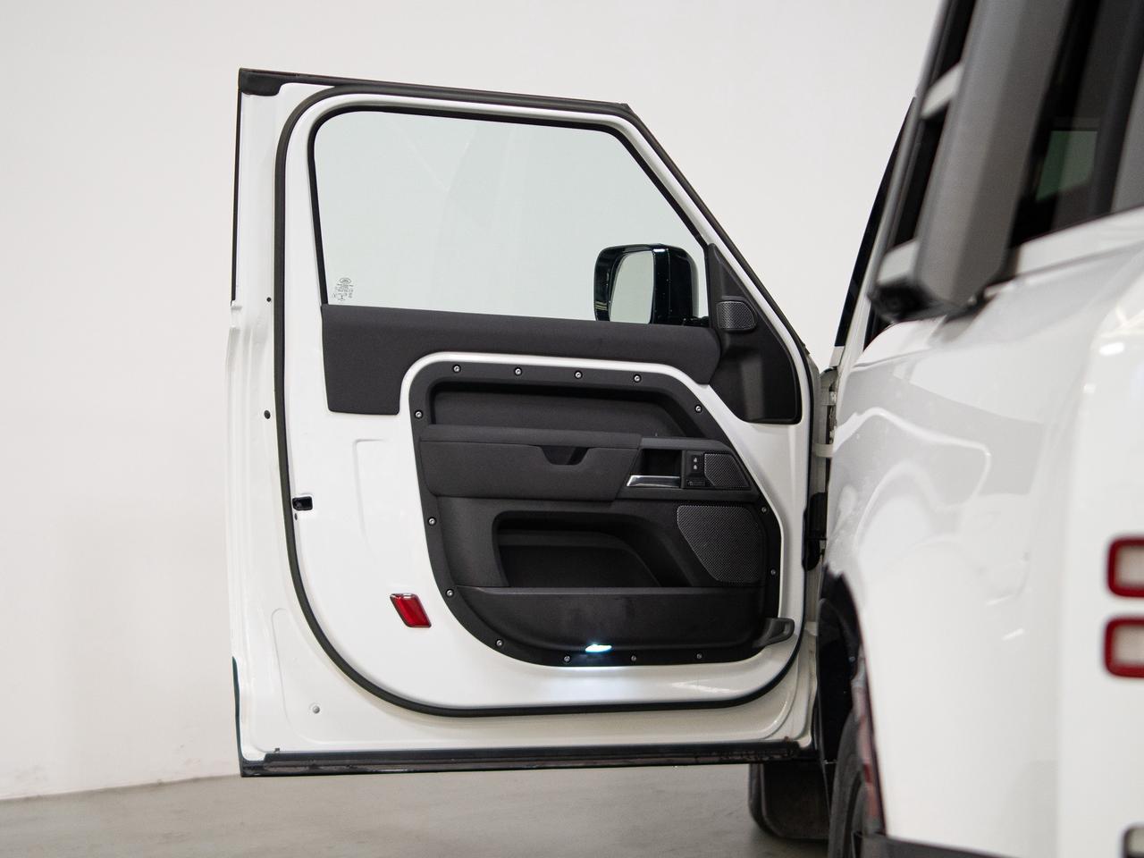 2023 Land Rover Defender P400 | 90 | X-DYNAMIC | MERIDIAN | PANO Photo