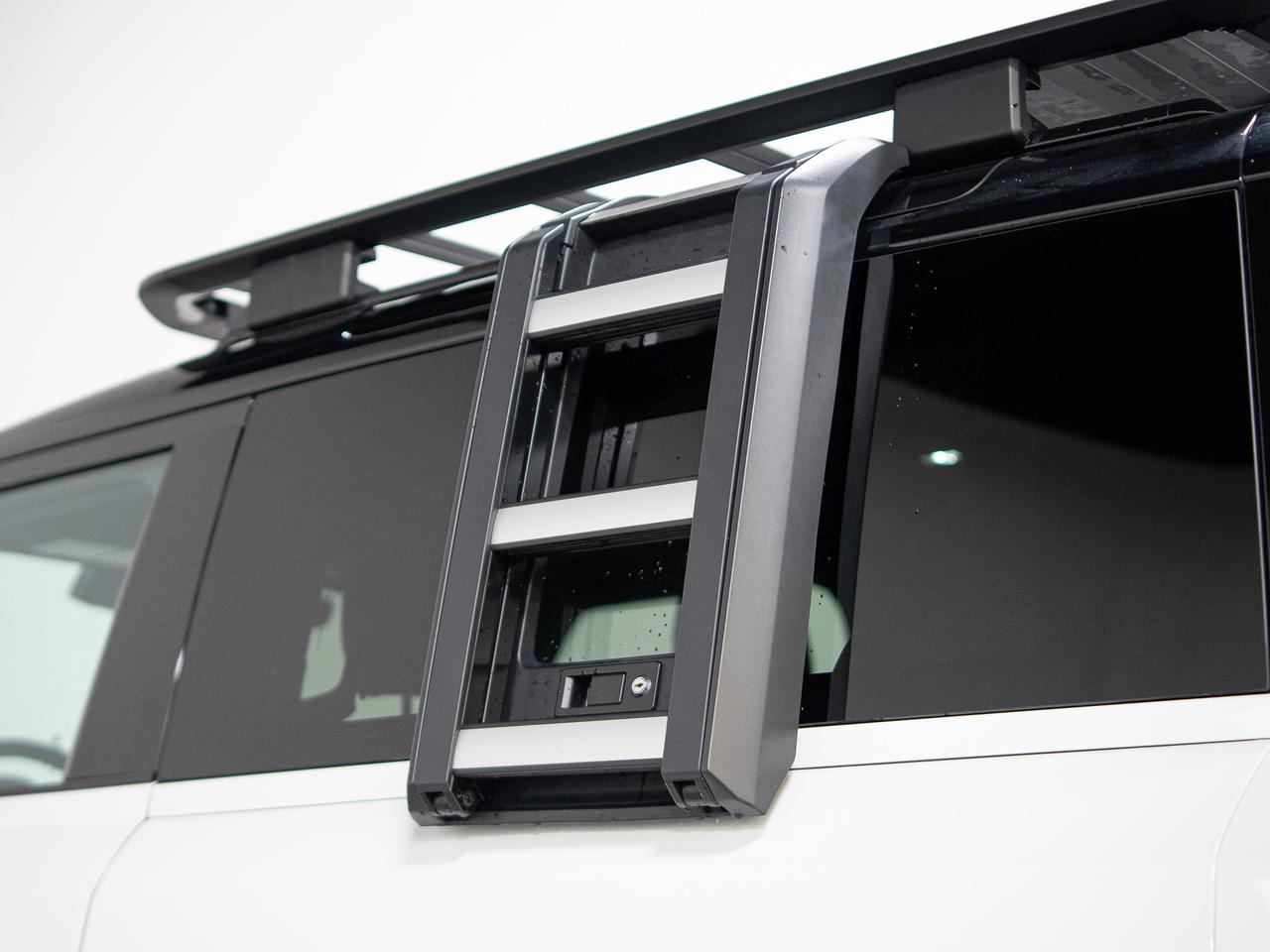 2023 Land Rover Defender P400 | 90 | X-DYNAMIC | MERIDIAN | PANO Photo