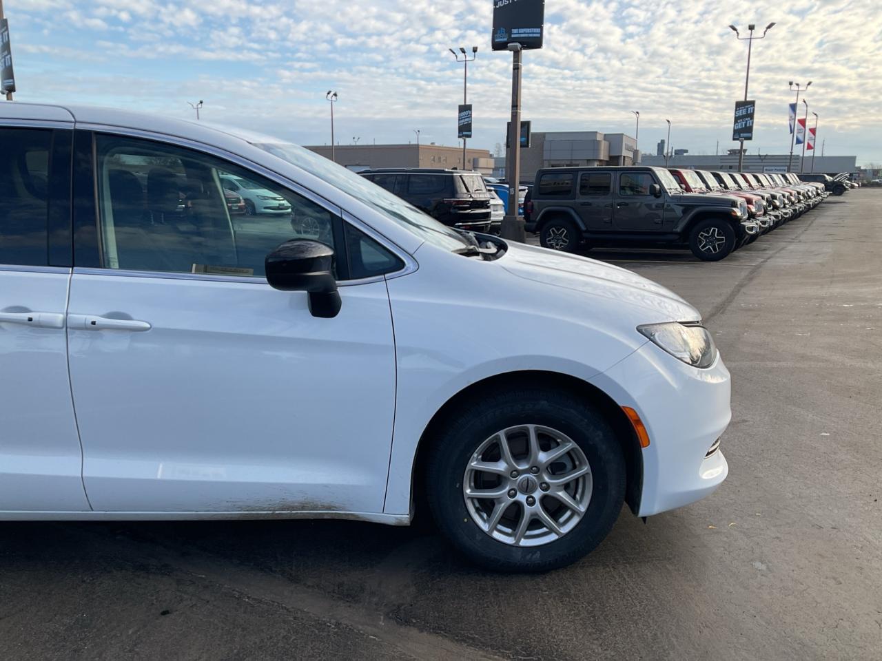 2024 Dodge Grand Caravan POWER DOORS / ANDROID APPLE CARPLAY / HTD SEATS Photo