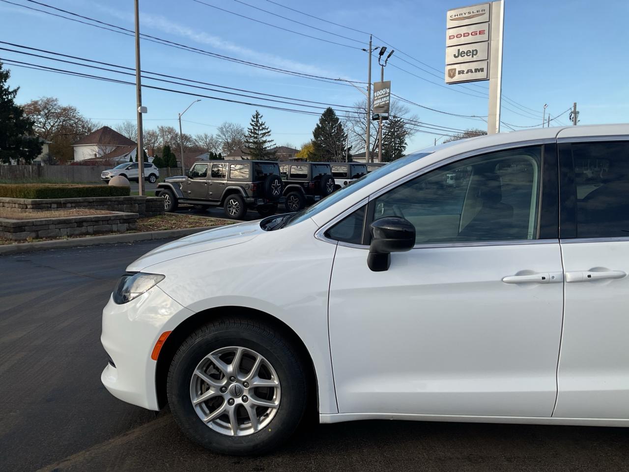 2024 Dodge Grand Caravan POWER DOORS / ANDROID APPLE CARPLAY / HTD SEATS Photo