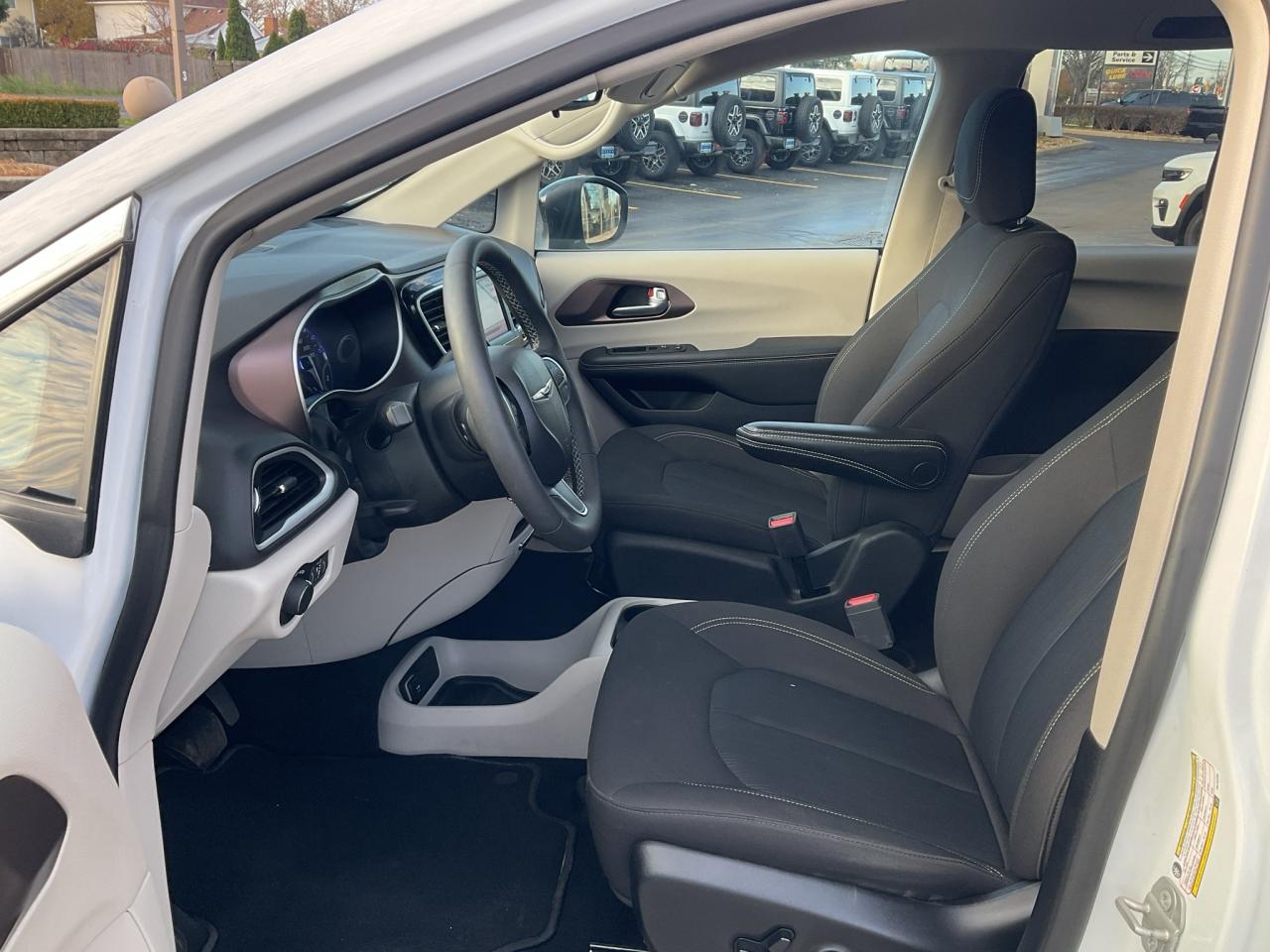 2024 Dodge Grand Caravan POWER DOORS / ANDROID APPLE CARPLAY / HTD SEATS Photo