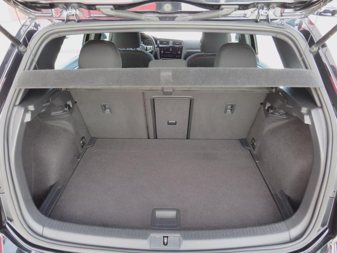 2018 Volkswagen Golf GTI Autobahn (**SAFETY/CERTIFIED!!**ALLOY RIMS**FOG LIGHTS**HEATED SEATS**LEATHER WRAPPED STEERING WHEEL WITH RED STITCHING**DIGITAL TOUCHSCREEN**DUAL CLIMATE CONTROL**BLUETOOTH**CRUISE CONTROL**) Photo