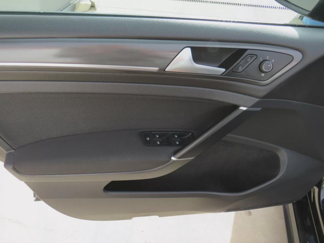 2018 Volkswagen Golf GTI Autobahn (**SAFETY/CERTIFIED!!**ALLOY RIMS**FOG LIGHTS**HEATED SEATS**LEATHER WRAPPED STEERING WHEEL WITH RED STITCHING**DIGITAL TOUCHSCREEN**DUAL CLIMATE CONTROL**BLUETOOTH**CRUISE CONTROL**) Photo