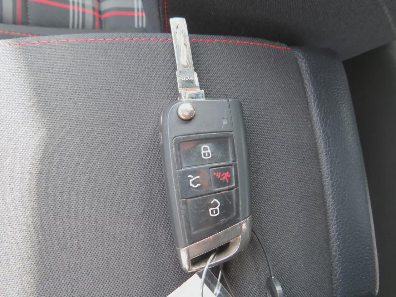 2018 Volkswagen Golf GTI Autobahn (**SAFETY/CERTIFIED!!**ALLOY RIMS**FOG LIGHTS**HEATED SEATS**LEATHER WRAPPED STEERING WHEEL WITH RED STITCHING**DIGITAL TOUCHSCREEN**DUAL CLIMATE CONTROL**BLUETOOTH**CRUISE CONTROL**) Photo