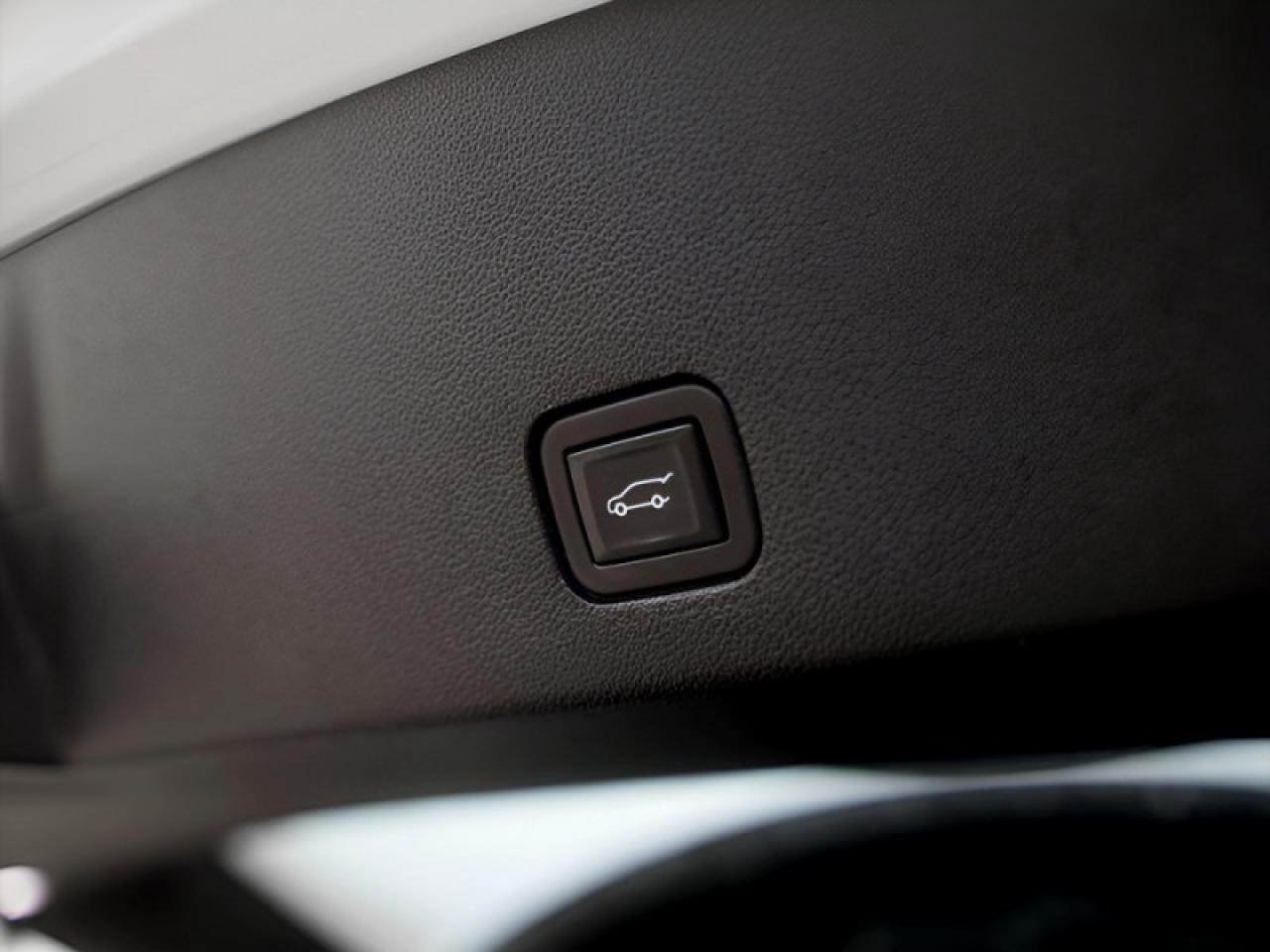 2021 Cadillac XT6 Premium Luxury  **VERY CLEAN - 6 PASS** Photo