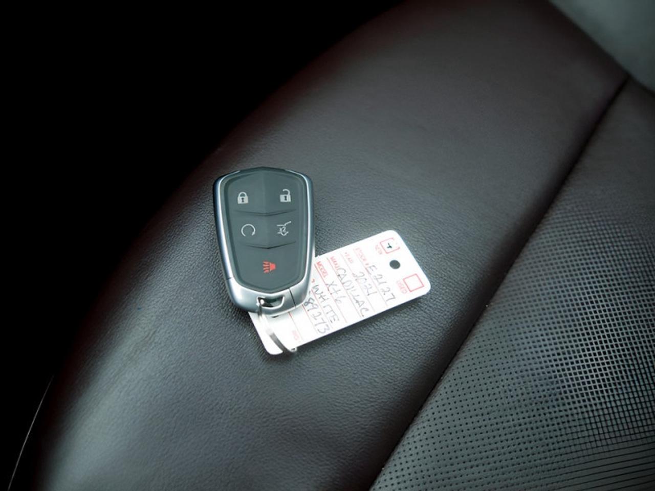 2021 Cadillac XT6 Premium Luxury  **VERY CLEAN - 6 PASS** Photo