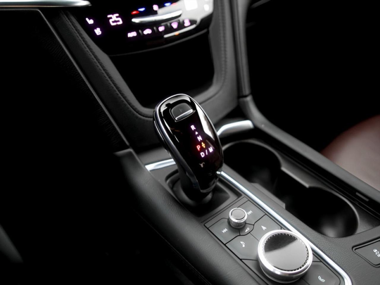 2021 Cadillac XT6 Premium Luxury  **VERY CLEAN - 6 PASS** Photo