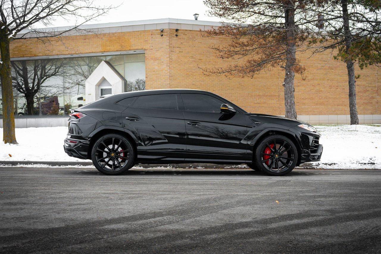 2022 Lamborghini Urus  Photo3