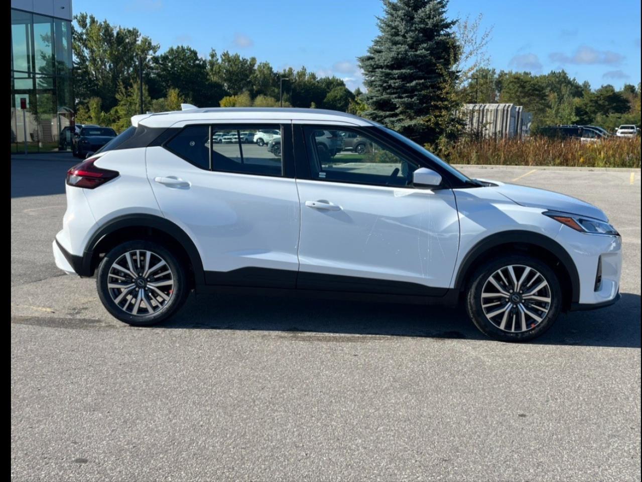 2025 Nissan Kicks Play SV FWD Photo