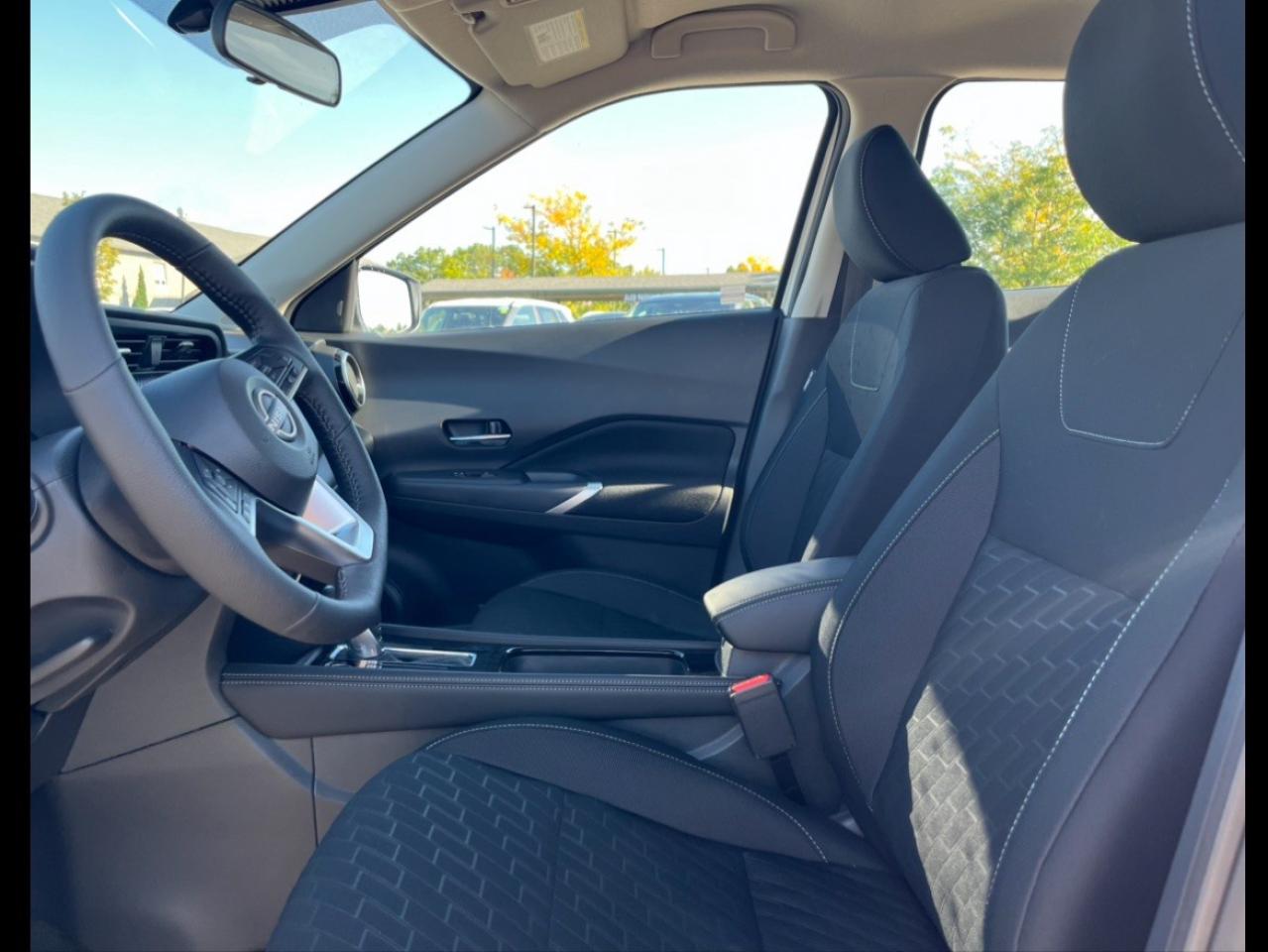 2025 Nissan Kicks Play SV FWD Photo