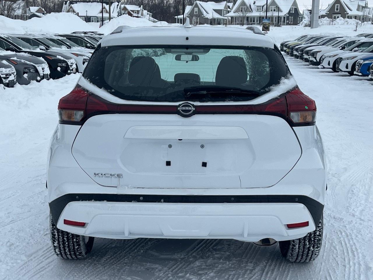 2025 Nissan Kicks Play SV FWD Photo