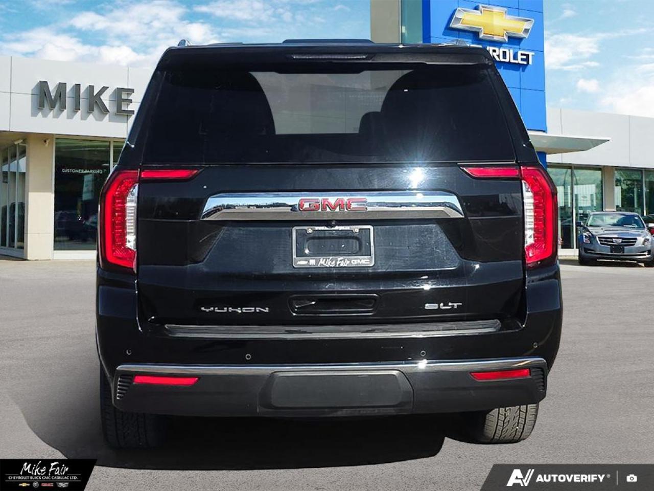 2022 GMC Yukon SLT assist steps,keyless start,heated front seats/steering wheel,outside mirrors,hands free liftgate,saf Photo4