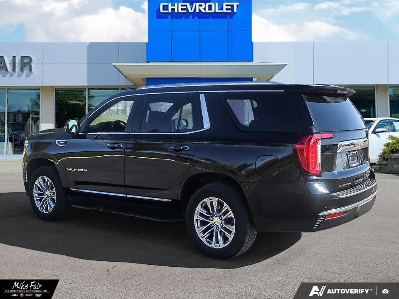 2022 GMC Yukon SLT assist steps,keyless start,heated front seats/steering wheel,outside mirrors,hands free liftgate,saf Photo3