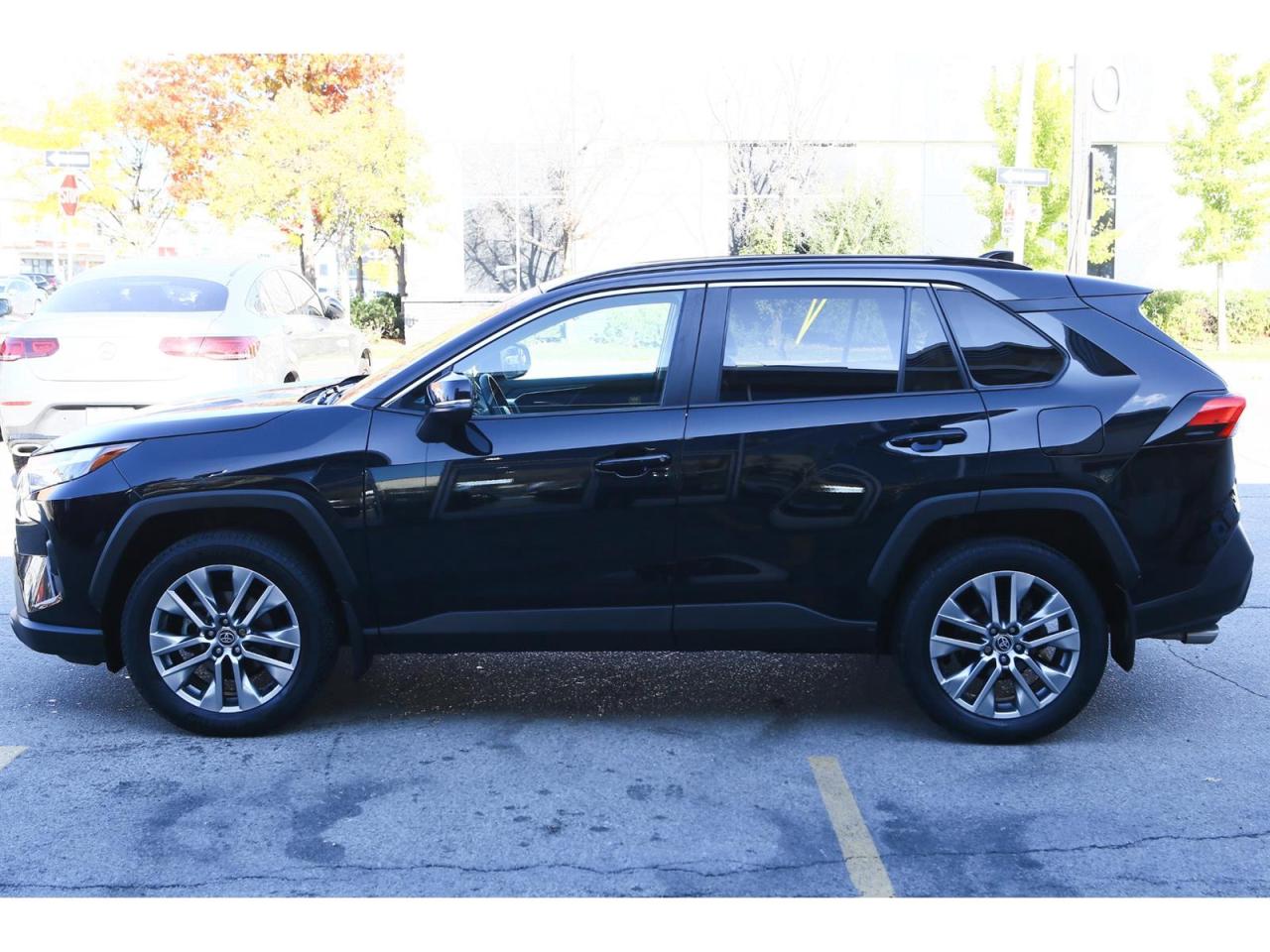 2022 Toyota RAV4 XLE AWD Premium | Leather | Navigation |19" Wheels | Collision Warning Photo3