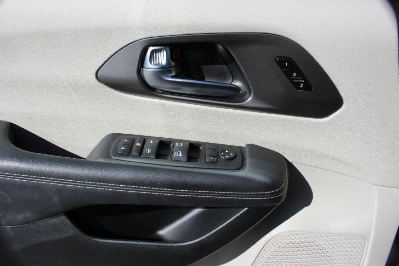 2024 Chrysler Pacifica Touring-L*Heated Leather*PWR Doors*CarPlay - Photo #12