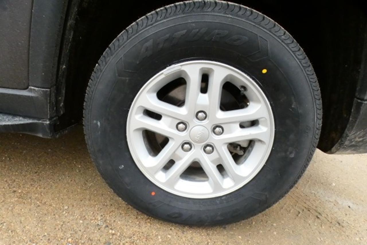 2023 Jeep Grand Cherokee Laredo 4x4 w/Htd cloth, S/R, BUC - Photo #18