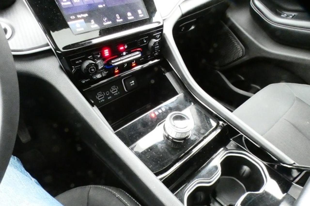 2023 Jeep Grand Cherokee Laredo 4x4 w/Htd cloth, S/R, BUC - Photo #16