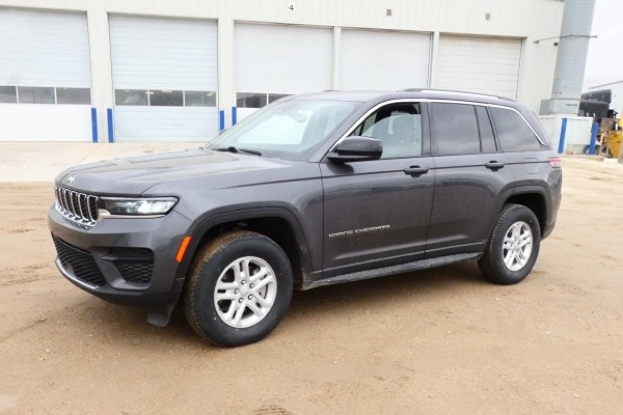 2023 Jeep Grand Cherokee Laredo 4x4 w/Htd cloth, S/R, BUC - Photo #2