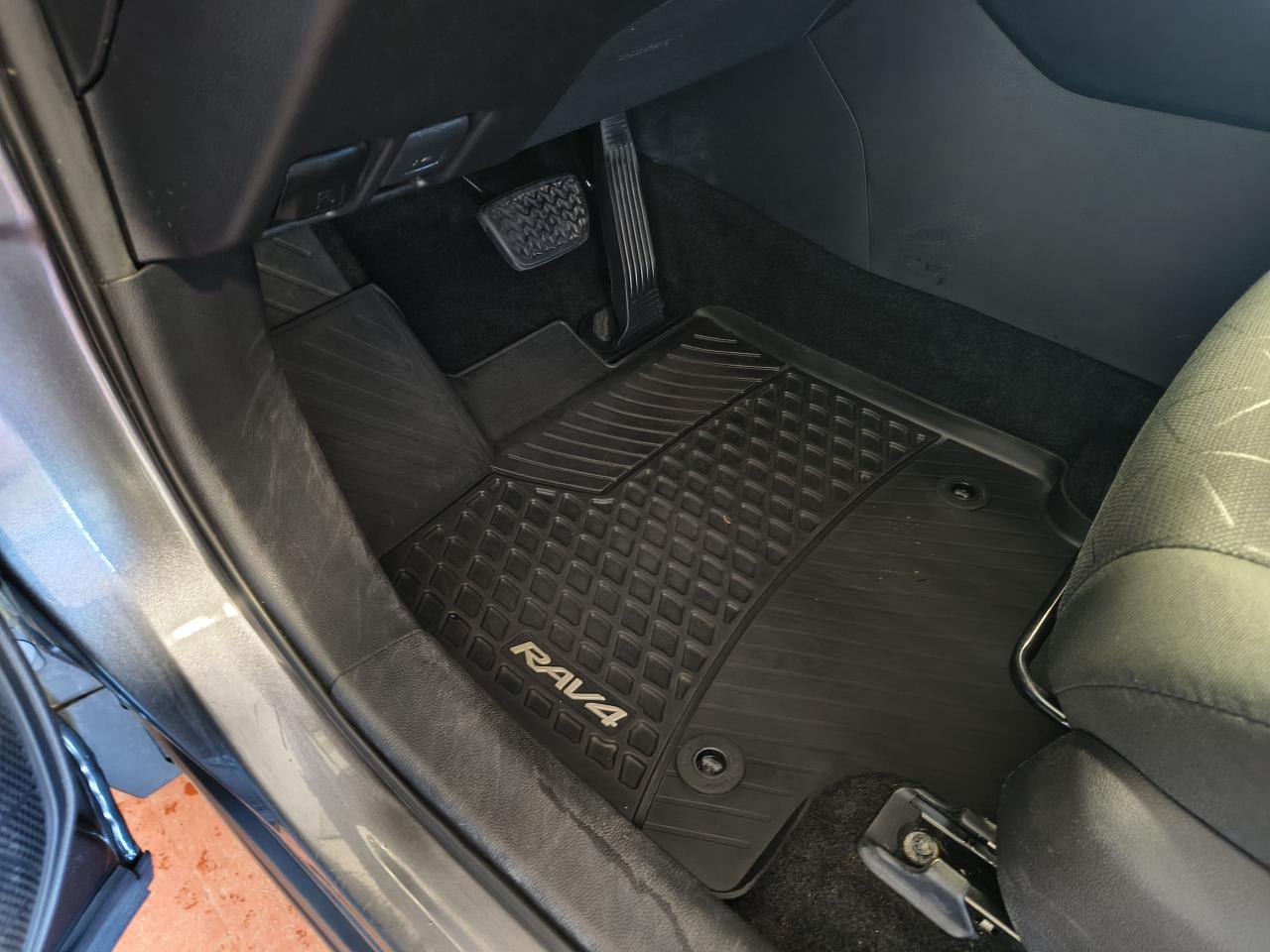 2021 Toyota RAV4 LE Photo0