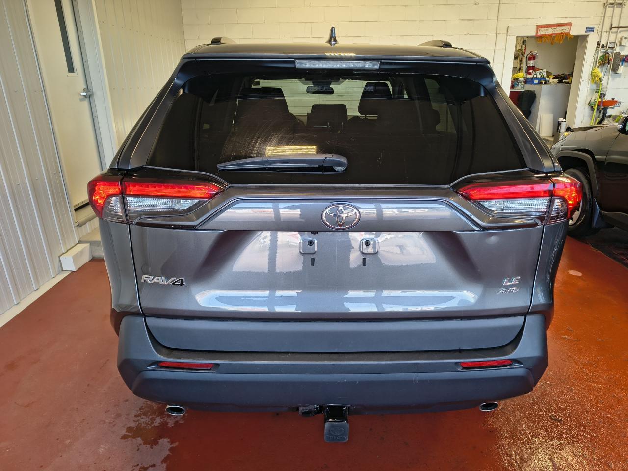 2021 Toyota RAV4 LE Photo0