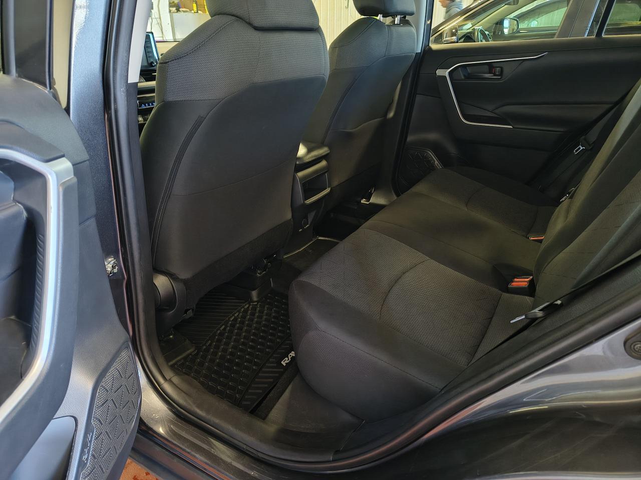 2021 Toyota RAV4 LE Photo0