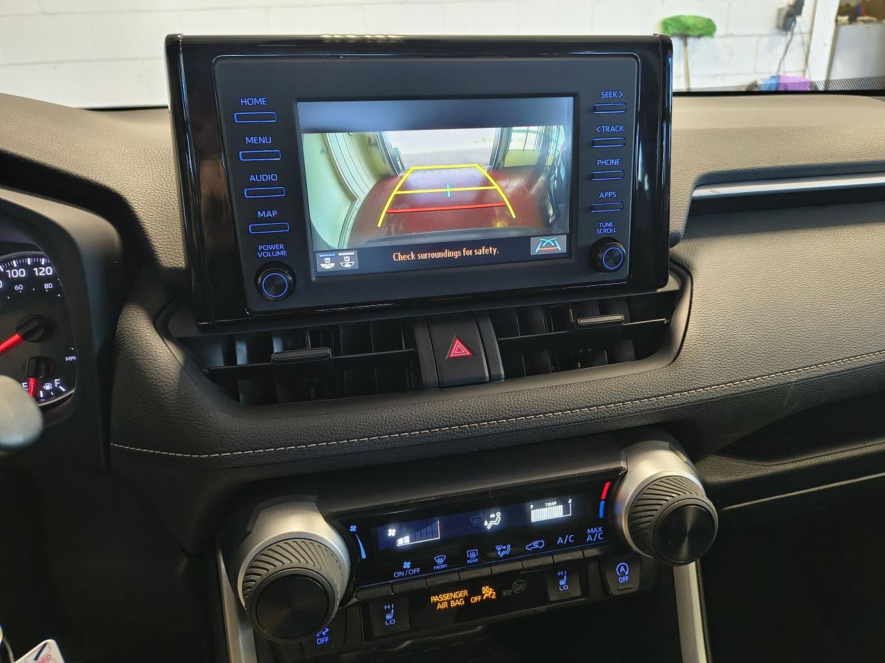 2021 Toyota RAV4 LE Photo0