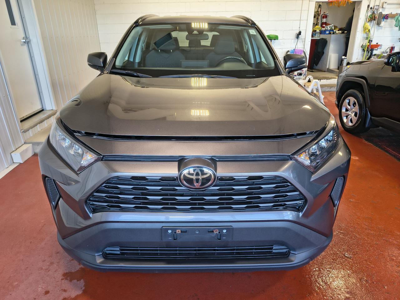 2021 Toyota RAV4 LE Photo0