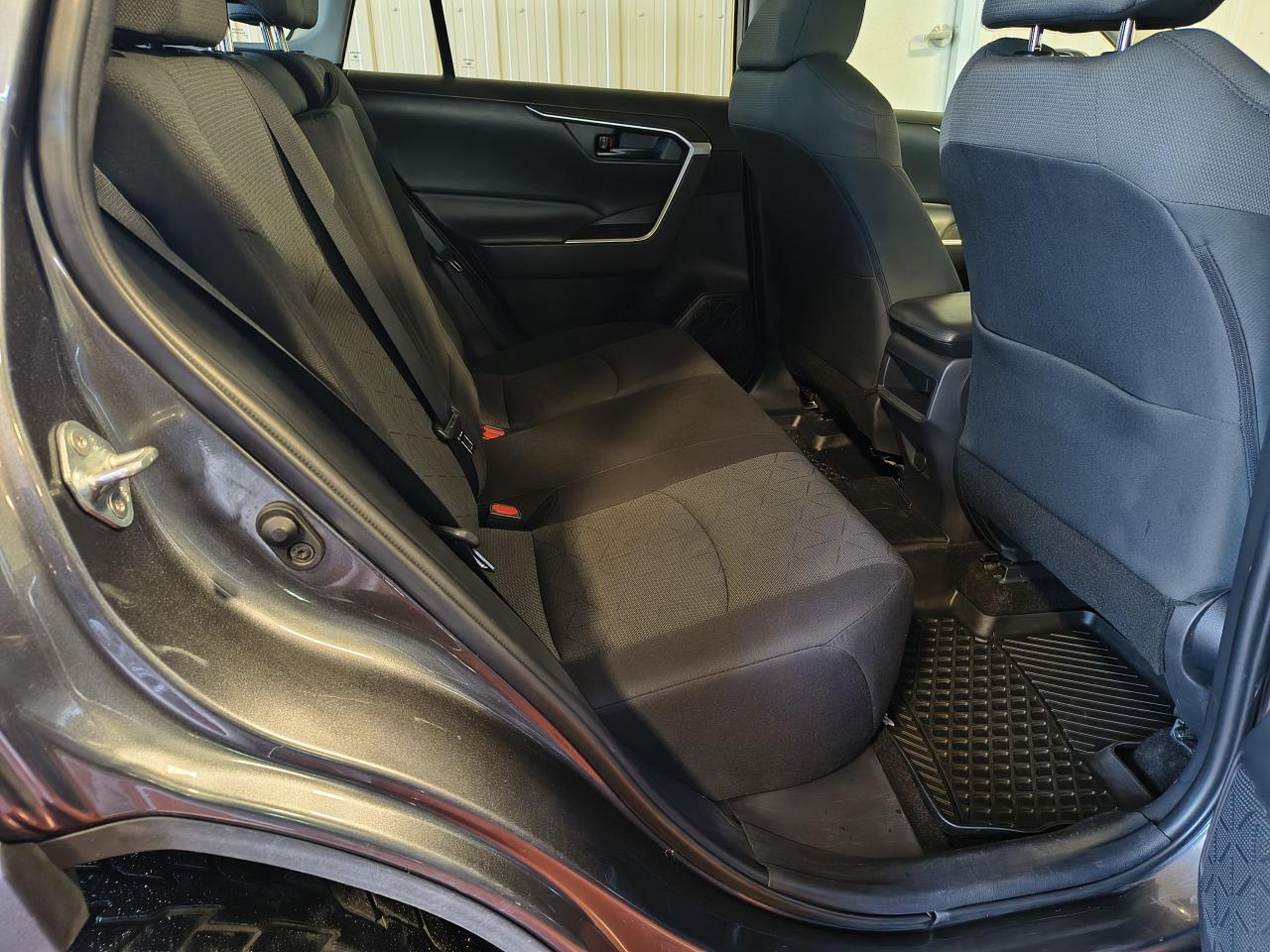 2021 Toyota RAV4 LE Photo0