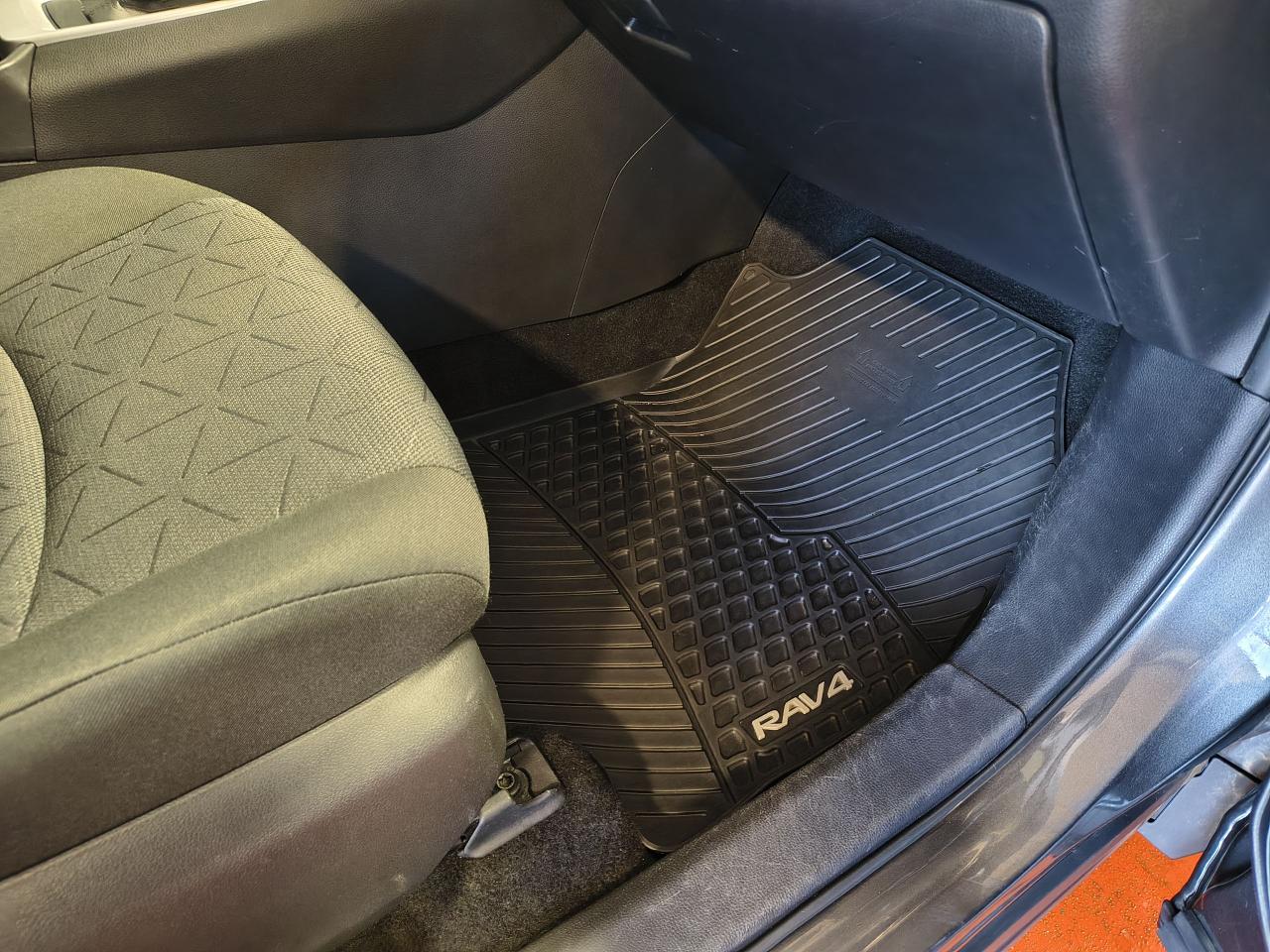 2021 Toyota RAV4 LE Photo0