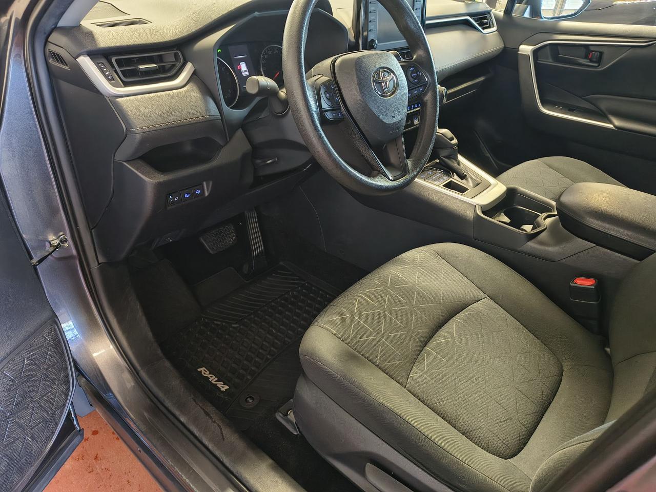 2021 Toyota RAV4 LE Photo0