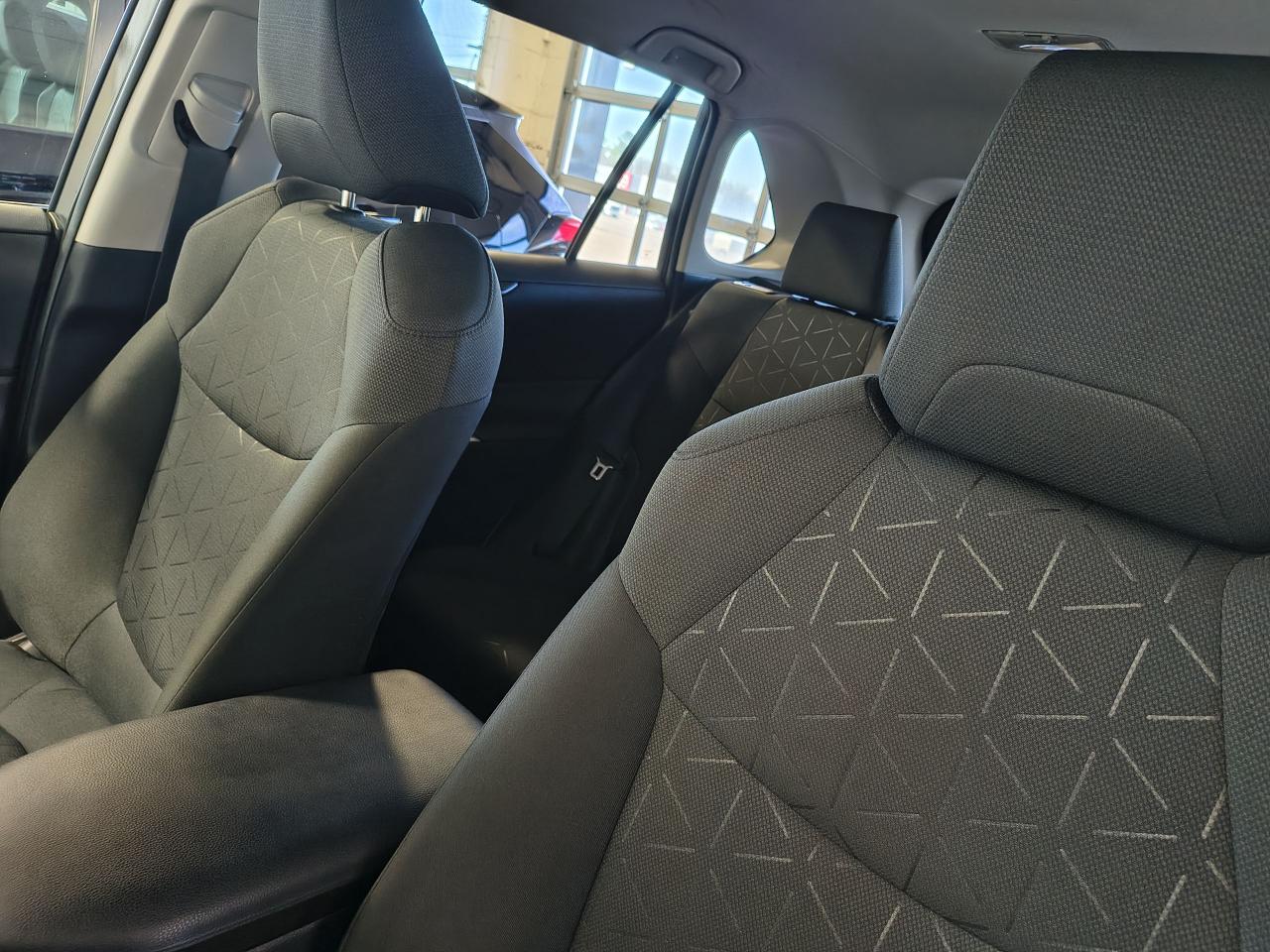 2021 Toyota RAV4 LE Photo0