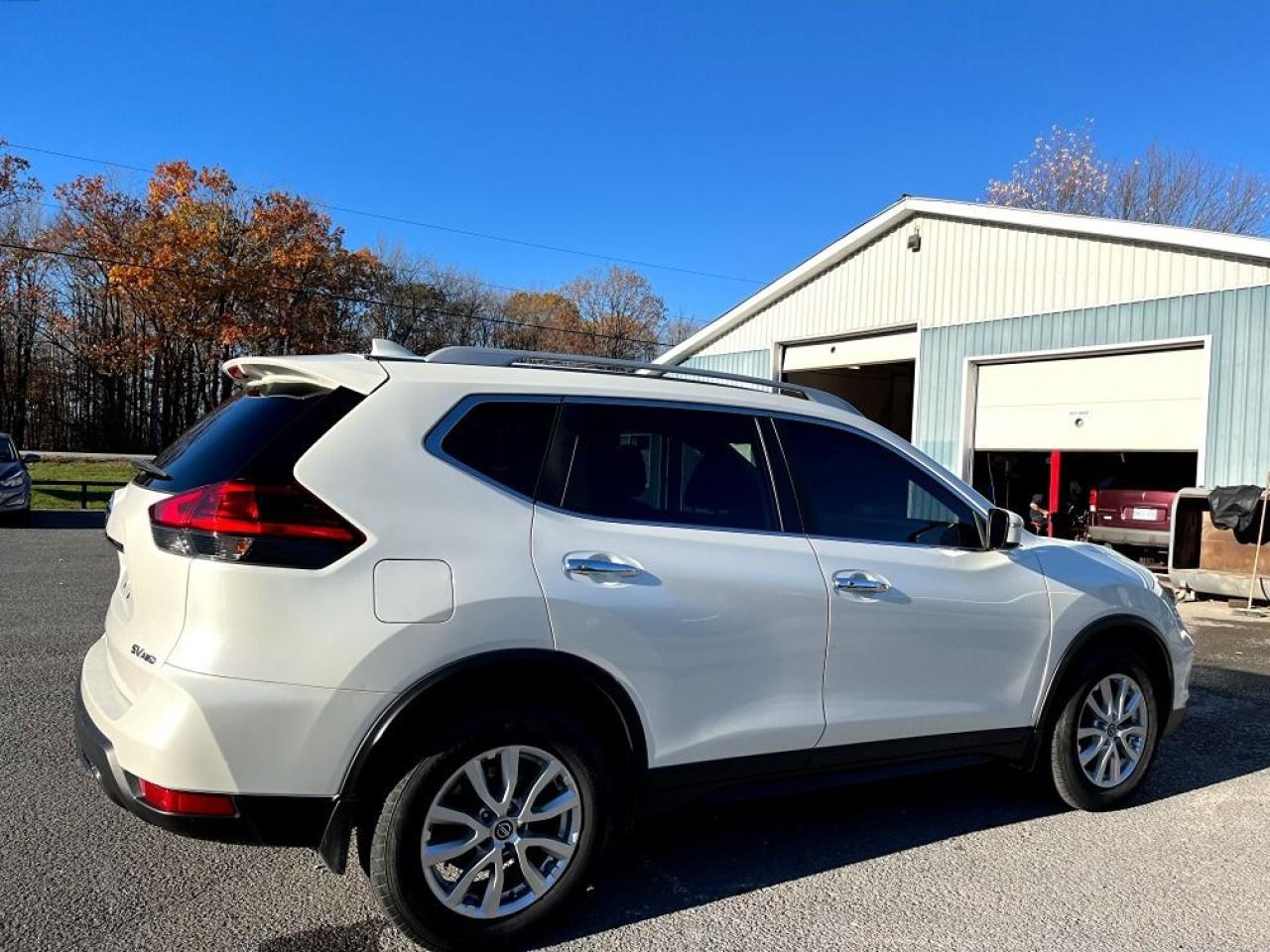 2017 Nissan Rogue SV - Photo #4